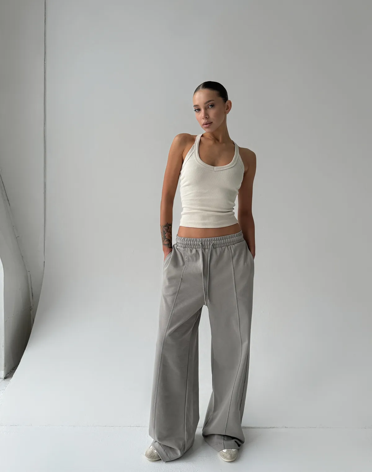 Штани прямі з декоративними кишенями позаду, нейтральний сірий - Фото 3