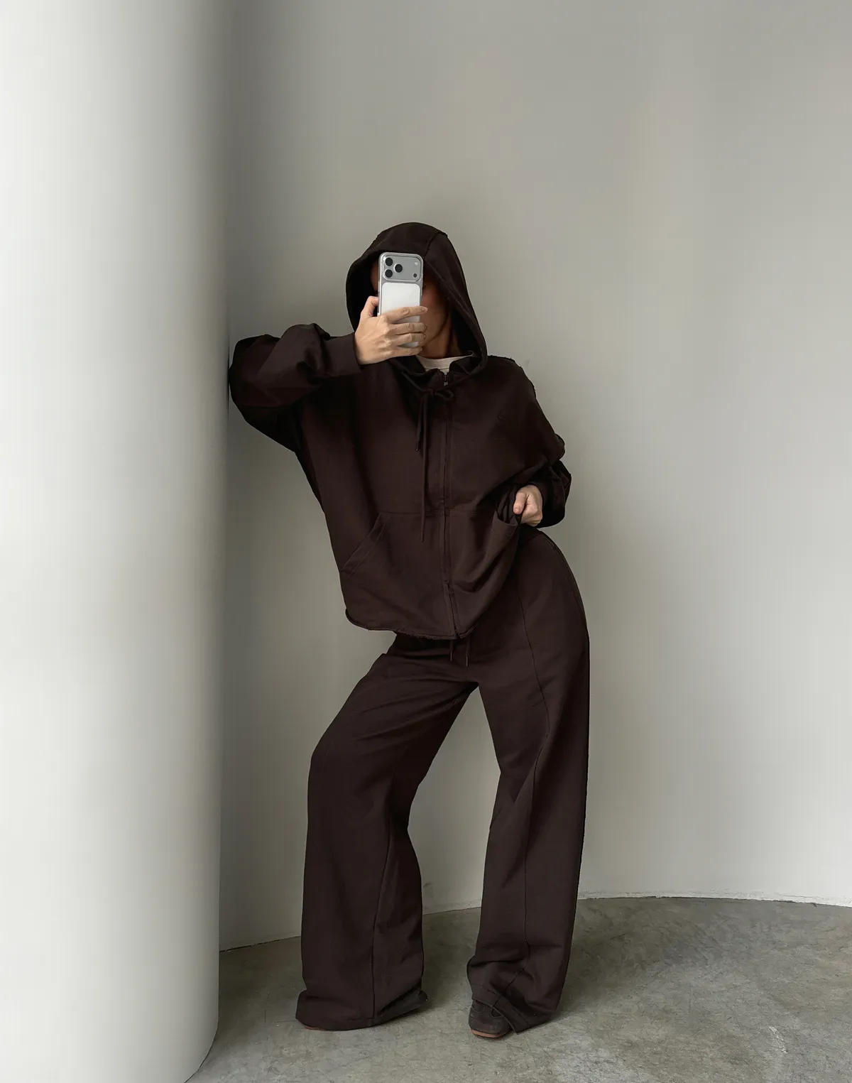 Штани прямі з декоративними кишенями позаду, шоколад - Фото 7