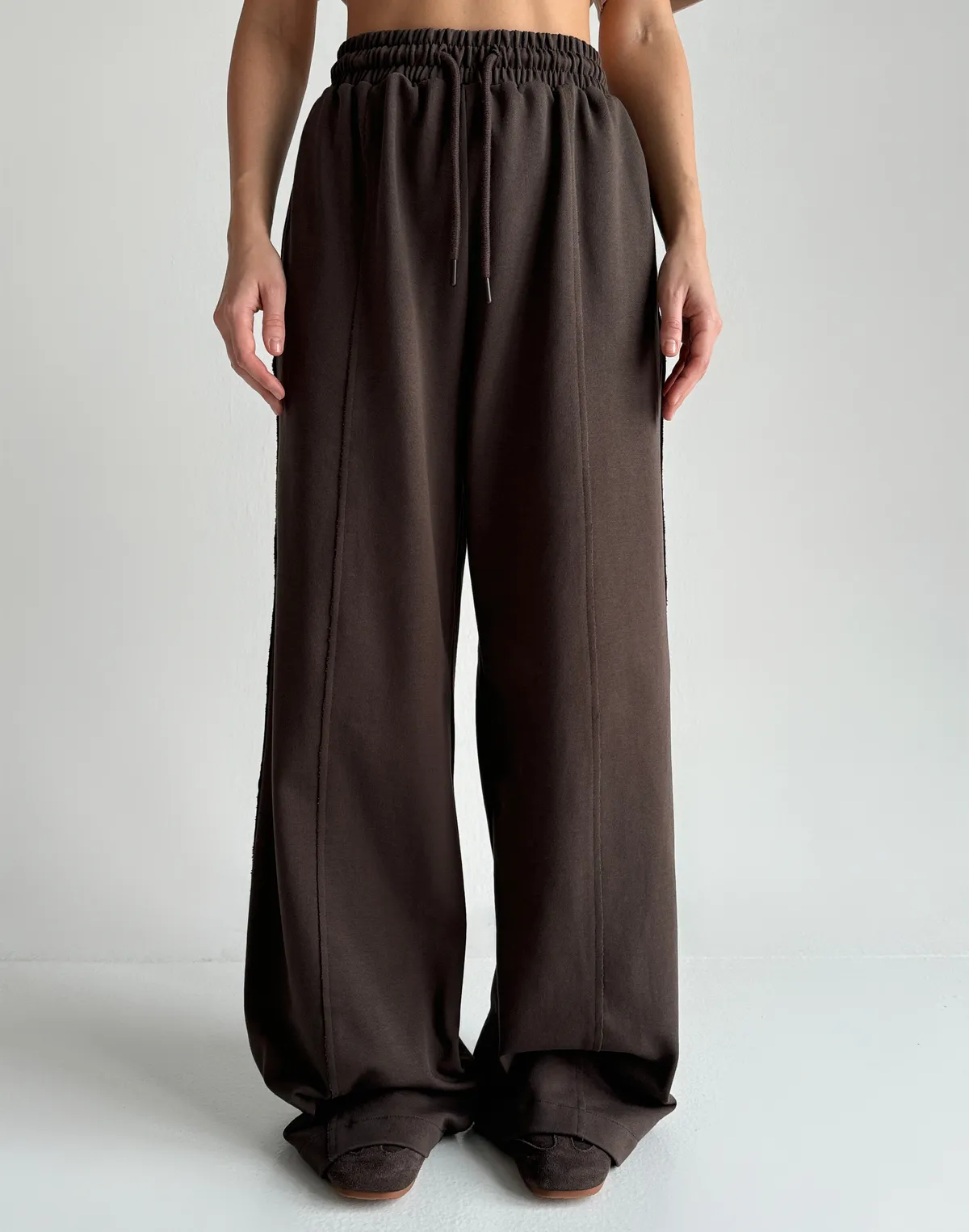 Штани прямі з декоративними кишенями позаду, шоколад - Фото 1