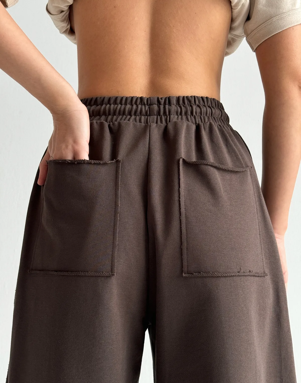 Штани прямі з декоративними кишенями позаду, шоколад - Фото 6