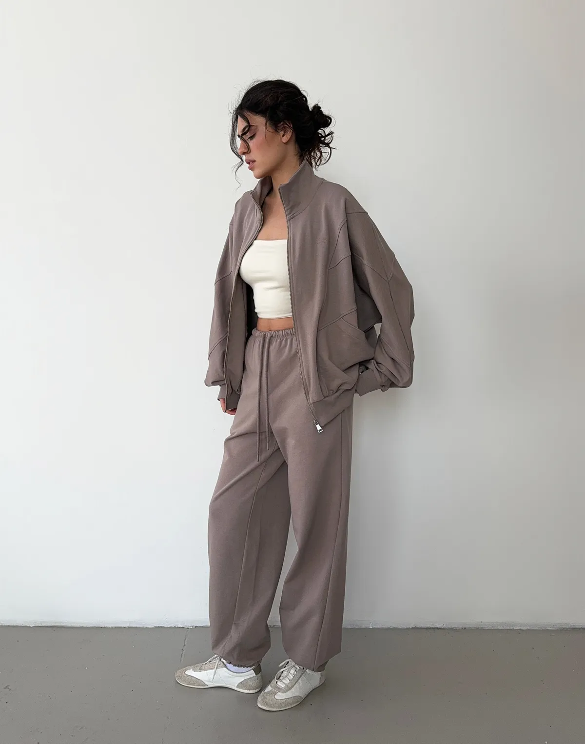 Комплект оверсайз зіпер з декоративними швами та джогери на тонкому поясі зі шнурком, світло-кавові - Фото 8