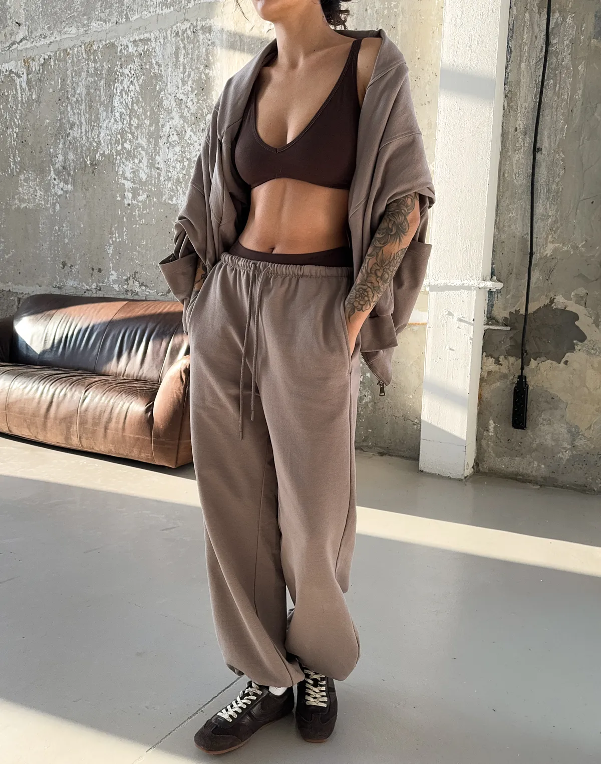 Джогери жіночі на тонкому поясі зі шнурком оверсайз, світло-кавові - Фото 8