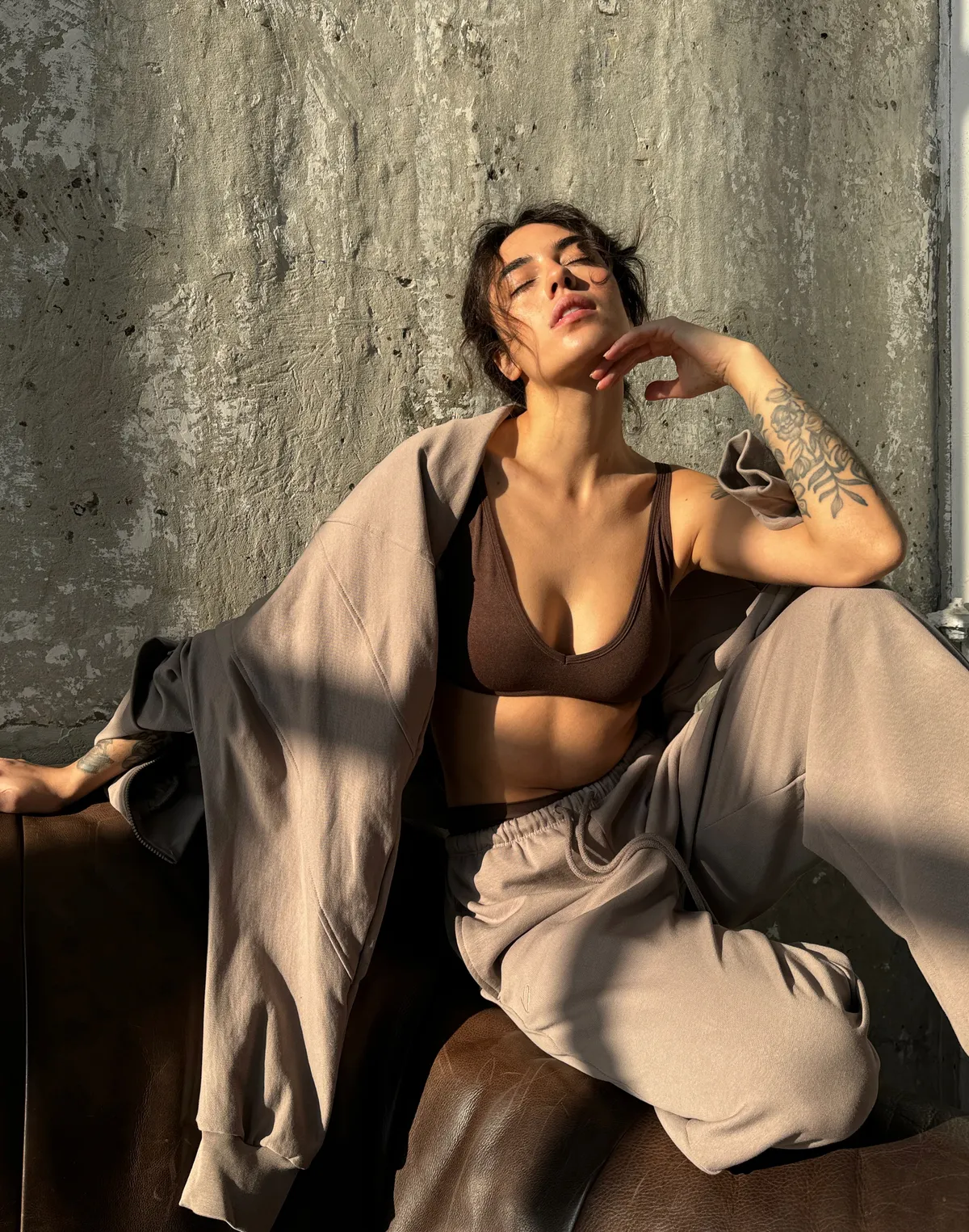 Комплект оверсайз зіпер з декоративними швами та джогери на тонкому поясі зі шнурком, світло-кавові - Фото 6