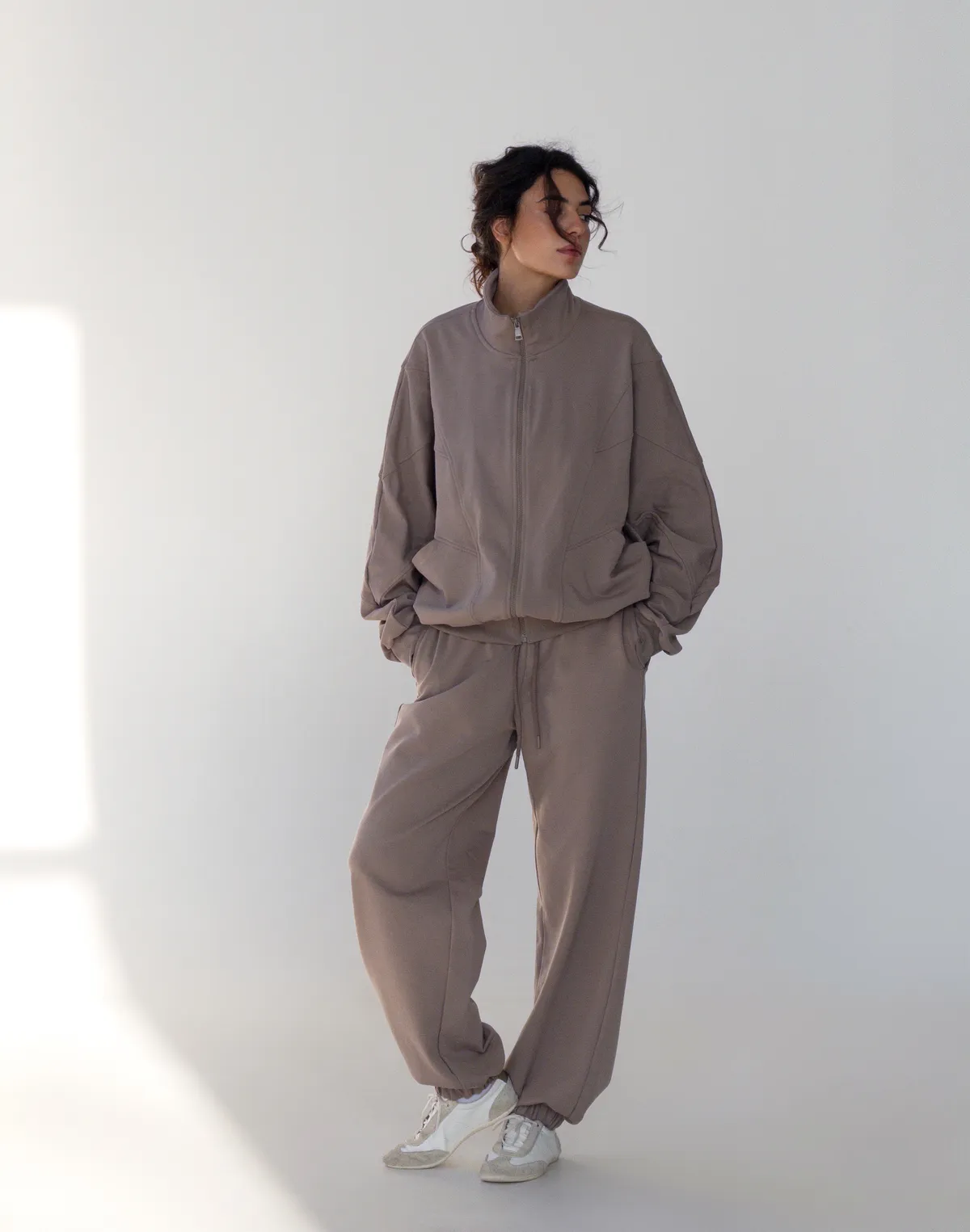 Комплект оверсайз зіпер з декоративними швами та джогери на тонкому поясі зі шнурком, світло-кавові - Фото 5