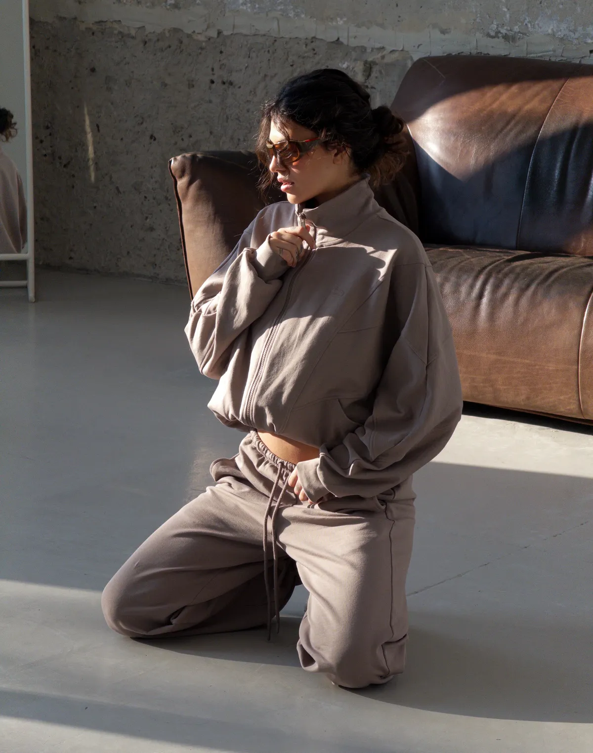 Джогери жіночі на тонкому поясі зі шнурком оверсайз, світло-кавові - Фото 7