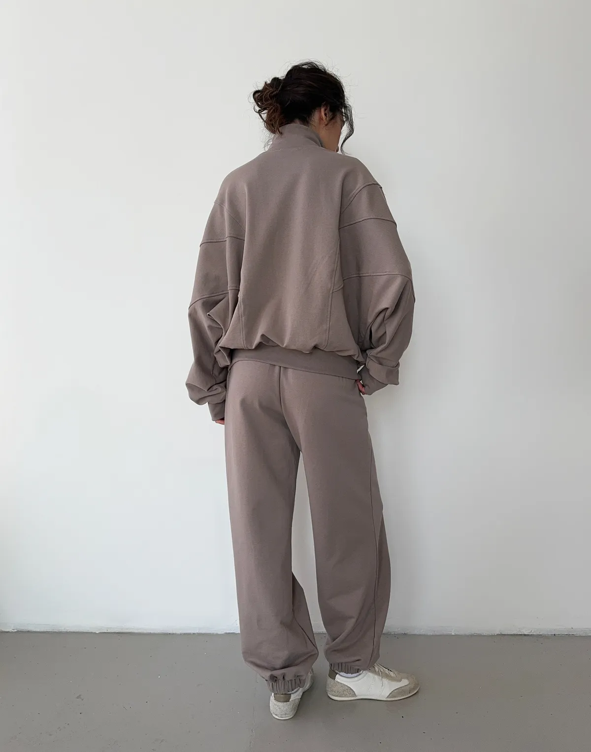 Комплект оверсайз зіпер з декоративними швами та джогери на тонкому поясі зі шнурком, світло-кавові - Фото 2