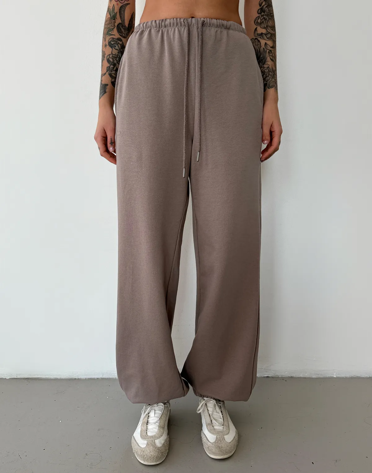 Джогери жіночі на тонкому поясі зі шнурком оверсайз, світло-кавові - Фото 1