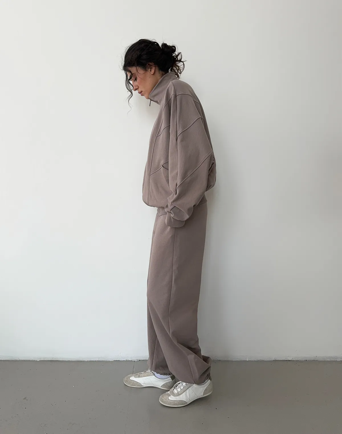 Джогери жіночі на тонкому поясі зі шнурком оверсайз, світло-кавові - Фото 3