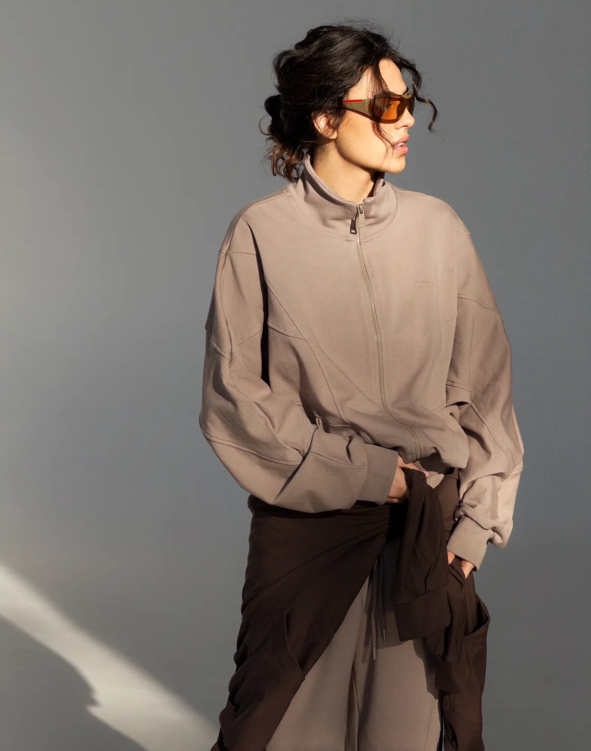 Зіпер без капюшону з декоративними швами вільного крою, світло-кавовий - Фото 6