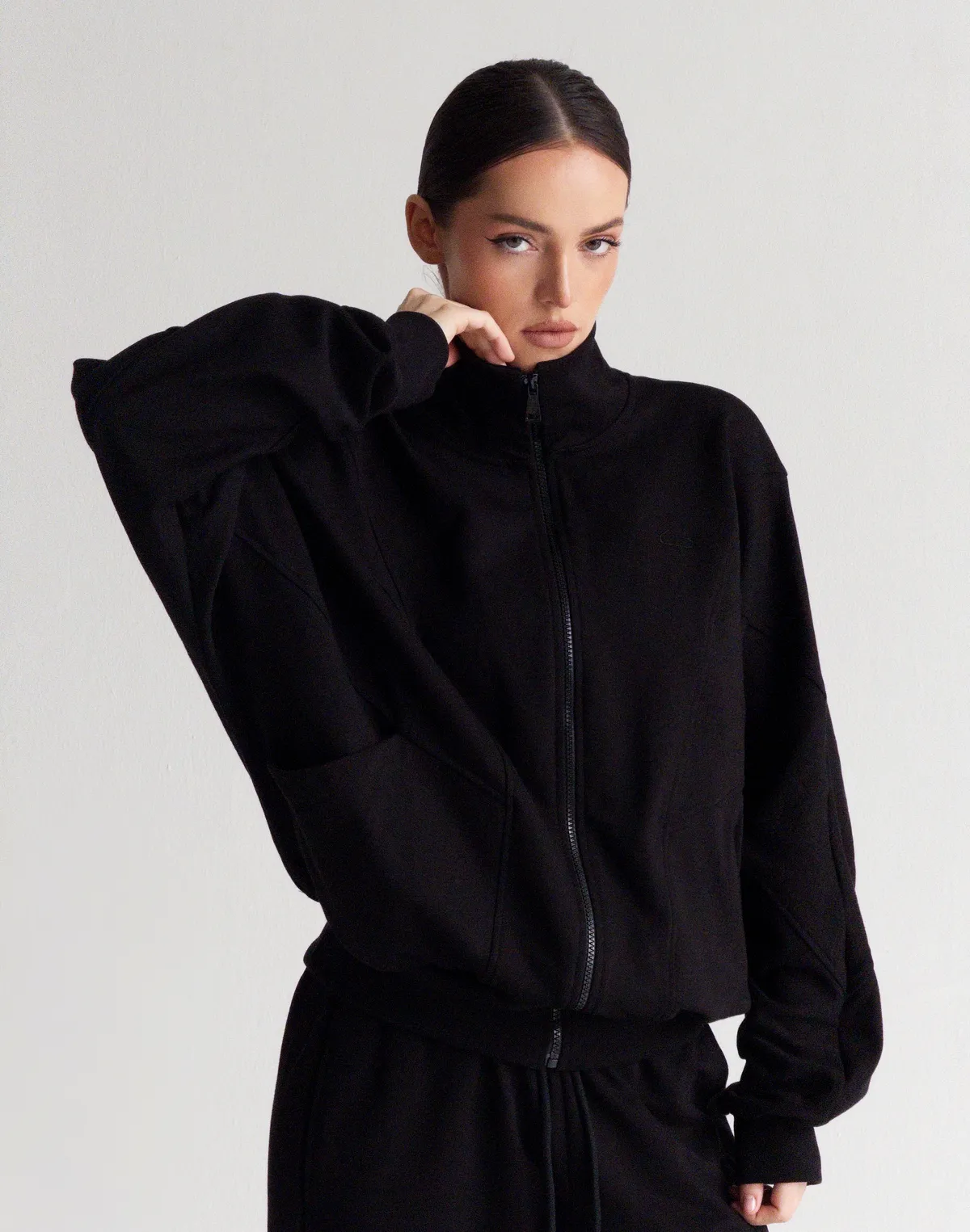 Зіпер без капюшону з декоративними швами вільного крою, чорний - Фото 8