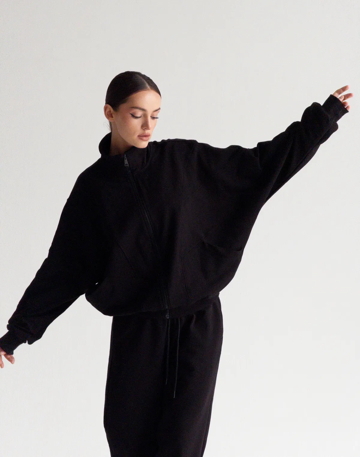 Зіпер без капюшону з декоративними швами вільного крою, чорний - Фото 6