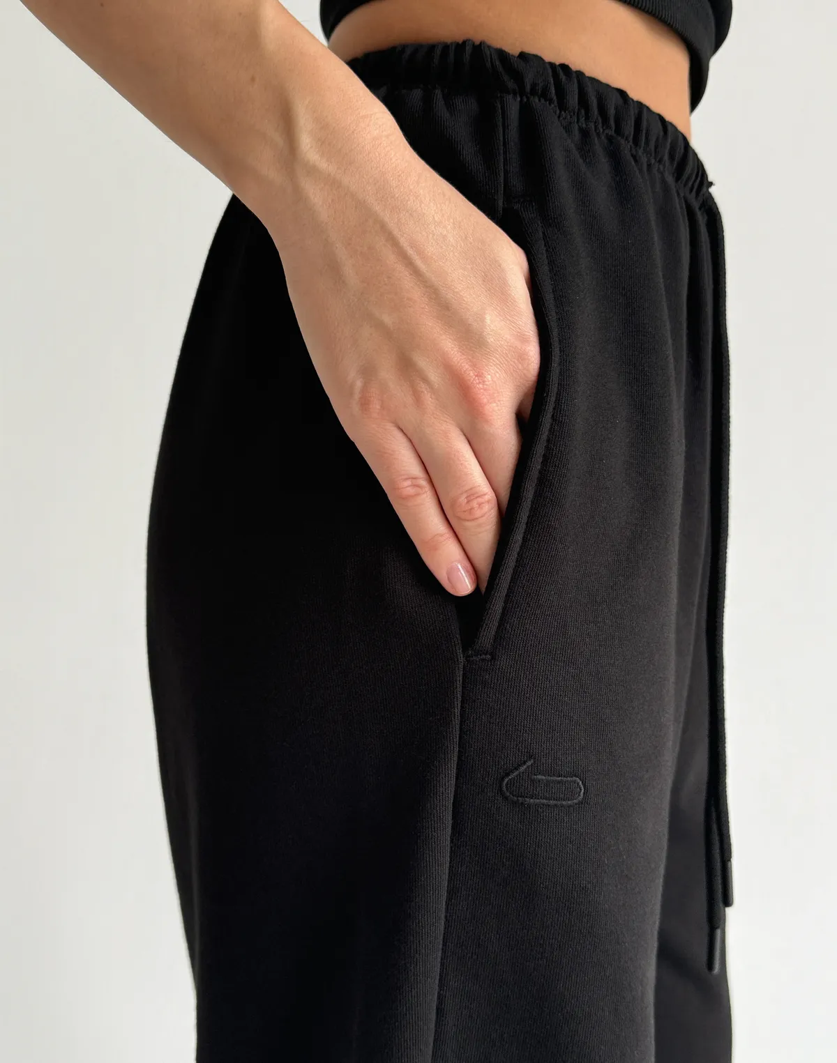 Джогери жіночі на тонкому поясі зі шнурком оверсайз, чорні - Фото 4