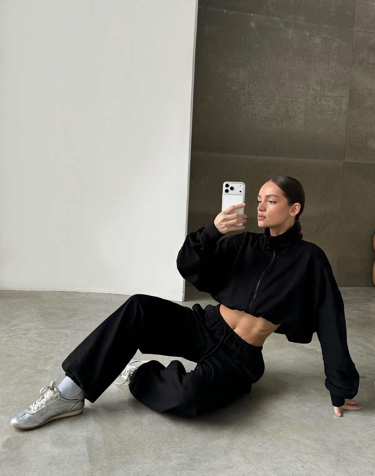 Джогери жіночі на тонкому поясі зі шнурком оверсайз, чорні - Фото 3