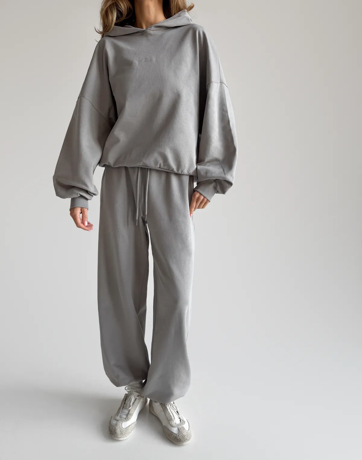 Комплект весняний худі стандартний вкорочений та джогери вільного крою зі шнурком, нейтральний сірий - Фото 1