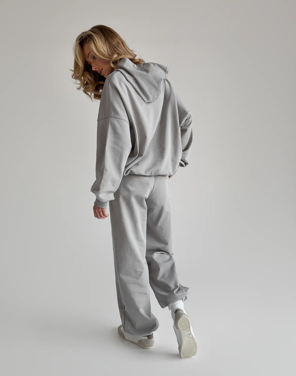 Комплект весняний худі стандартний вкорочений та джогери вільного крою зі шнурком, нейтральний сірий - Фото 2