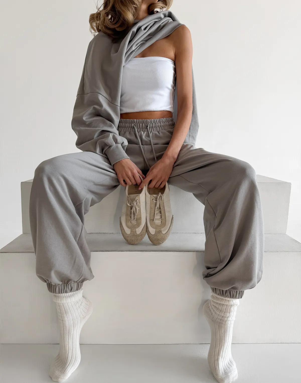 Комплект весняний худі стандартний вкорочений та джогери вільного крою зі шнурком, нейтральний сірий - Фото 6