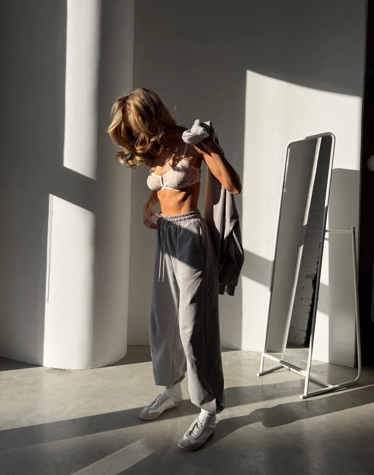 Комплект весняний худі стандартний вкорочений та джогери вільного крою зі шнурком, нейтральний сірий - Фото 5