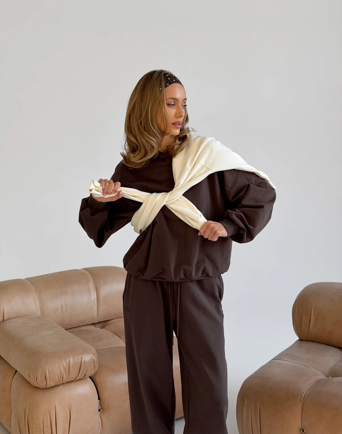 Комплект весняний худі стандартний вкорочений та джогери вільного крою зі шнурком, шоколад - Фото 4