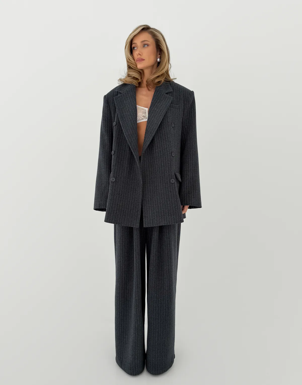 Комплект оверсайз жакет з чоловічого плеча та штани з середньою посадкою, графіт у смужку - Фото 7