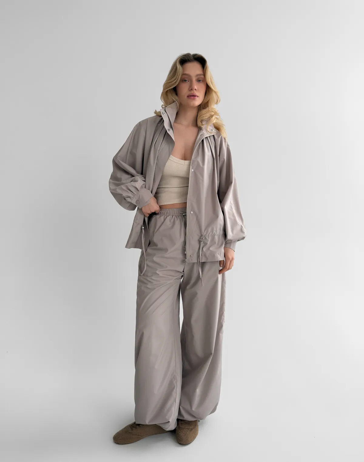 Штани вільного крою з плащової тканини спортивні, світло-кавові - Фото 8