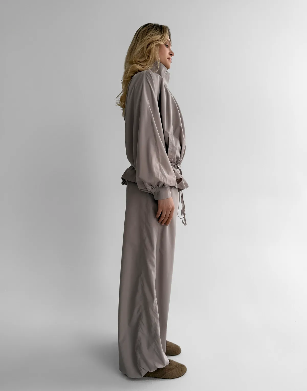 Комплект з плащової тканини зіпер із затяжками та штани вільного крою, світло-кавові - Фото 5