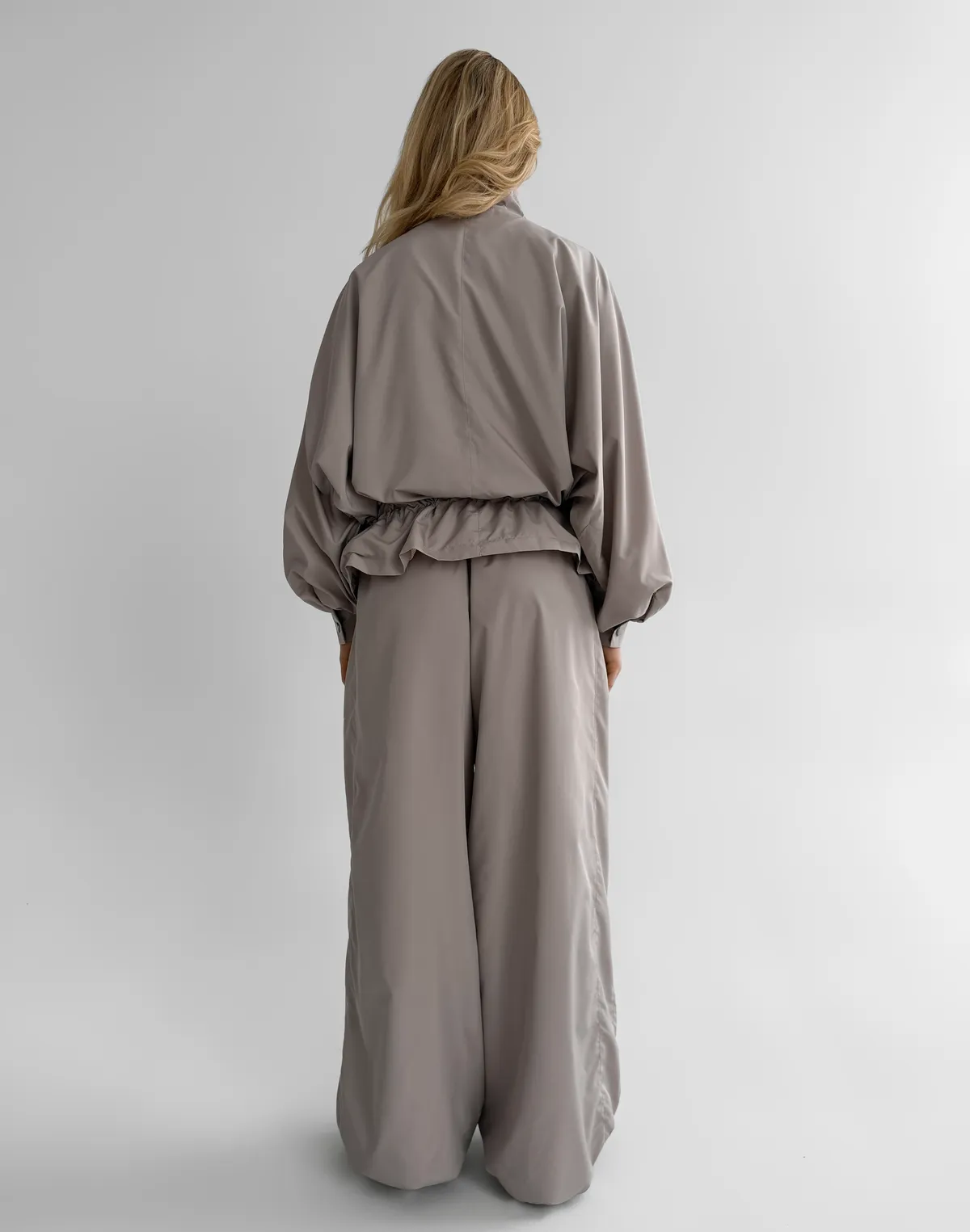 Комплект з плащової тканини зіпер із затяжками та штани вільного крою, світло-кавові - Фото 2