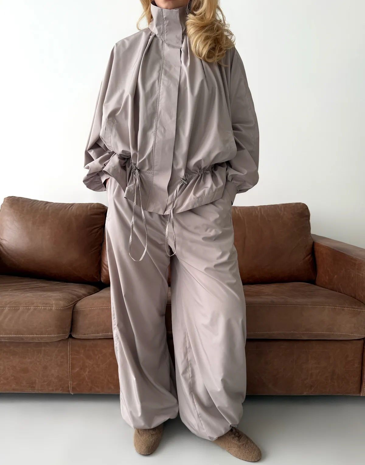 Комплект з плащової тканини зіпер із затяжками та штани вільного крою, світло-кавові - Фото 1