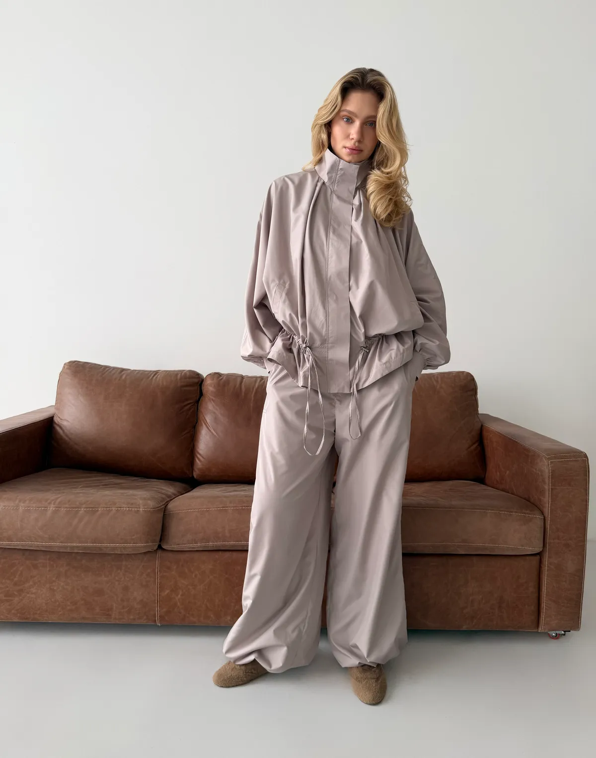 Зіпер з плащової тканини із затяжками, світло-кавовий - Фото 8