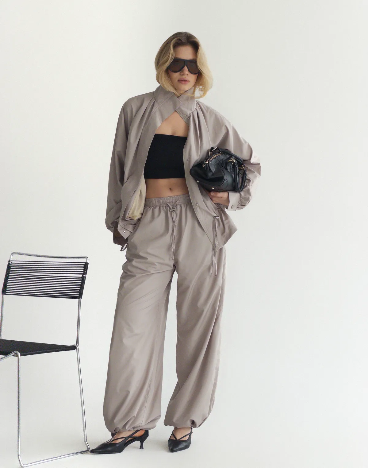 Штани вільного крою з плащової тканини спортивні, світло-кавові - Фото 6