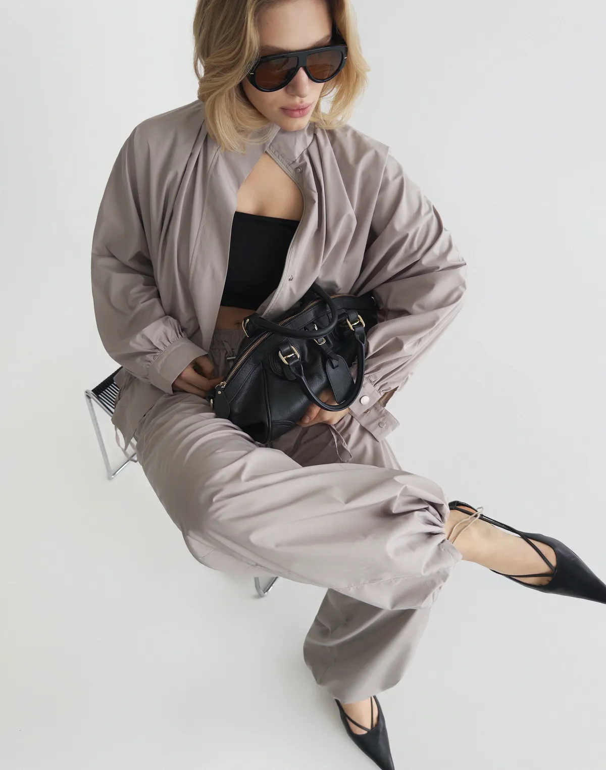 Штани вільного крою з плащової тканини спортивні, світло-кавові - Фото 5