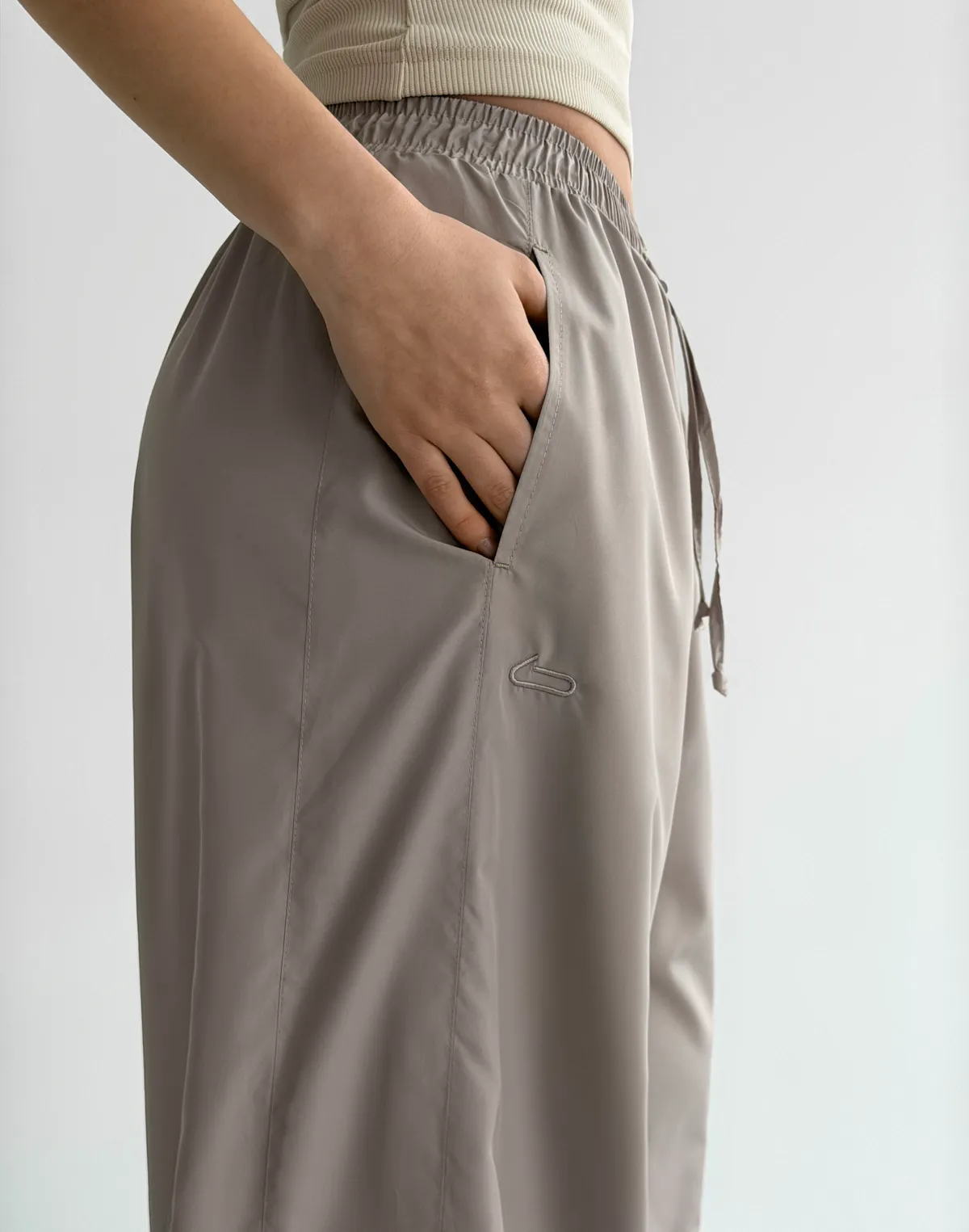 Штани вільного крою з плащової тканини спортивні, світло-кавові - Фото 4