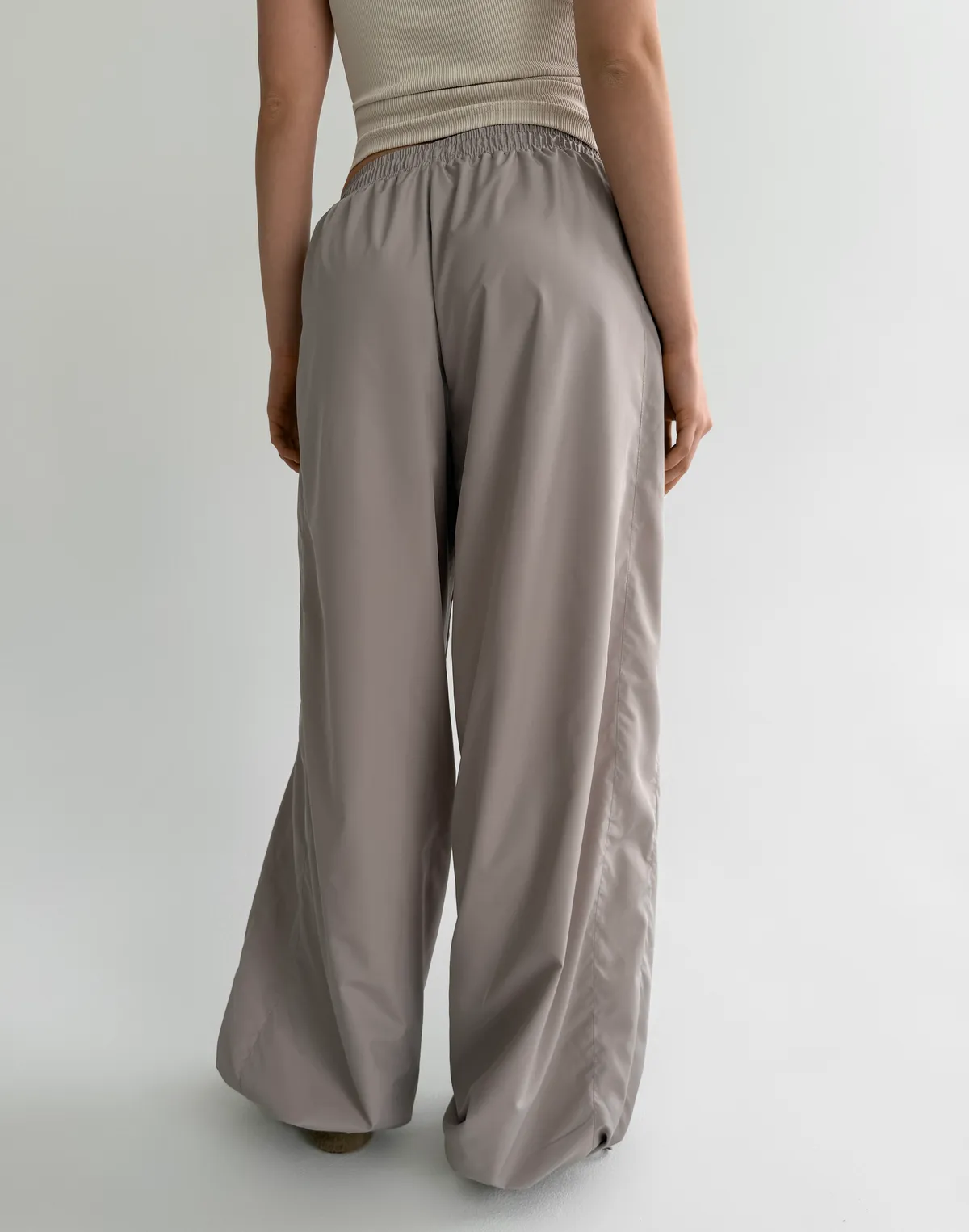 Штани вільного крою з плащової тканини спортивні, світло-кавові - Фото 2