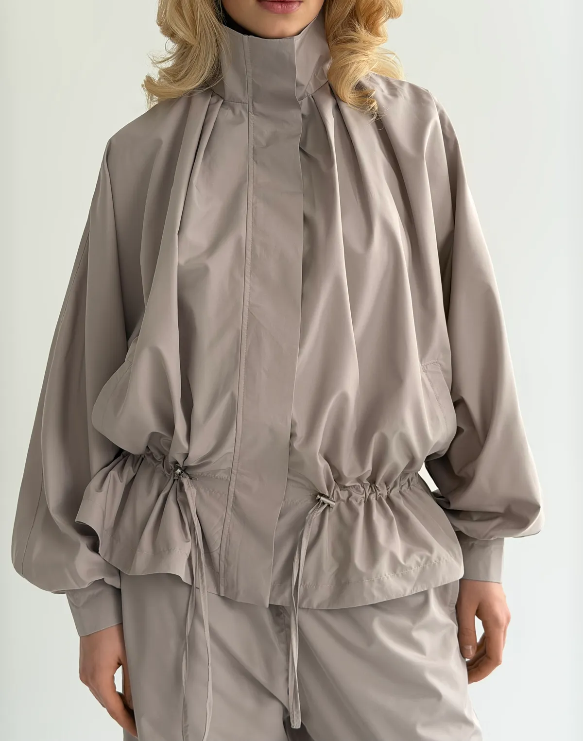 Зіпер з плащової тканини із затяжками, світло-кавовий - Фото 1