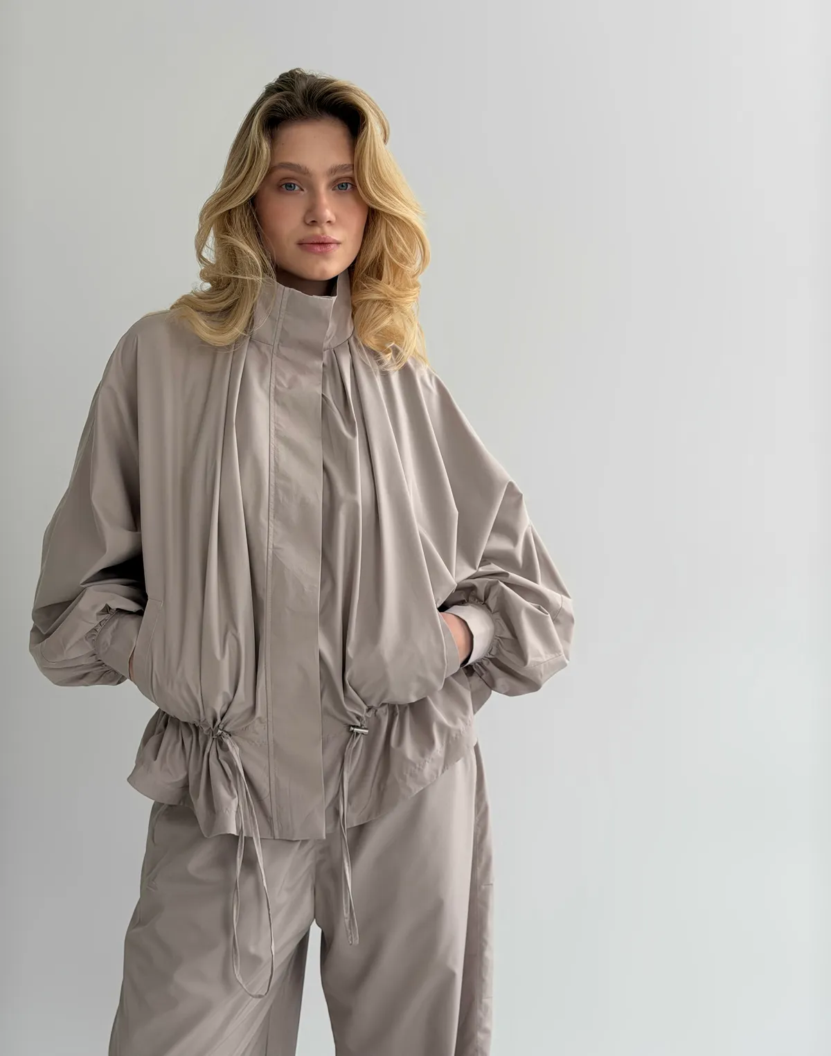 Зіпер з плащової тканини із затяжками, світло-кавовий - Фото 6