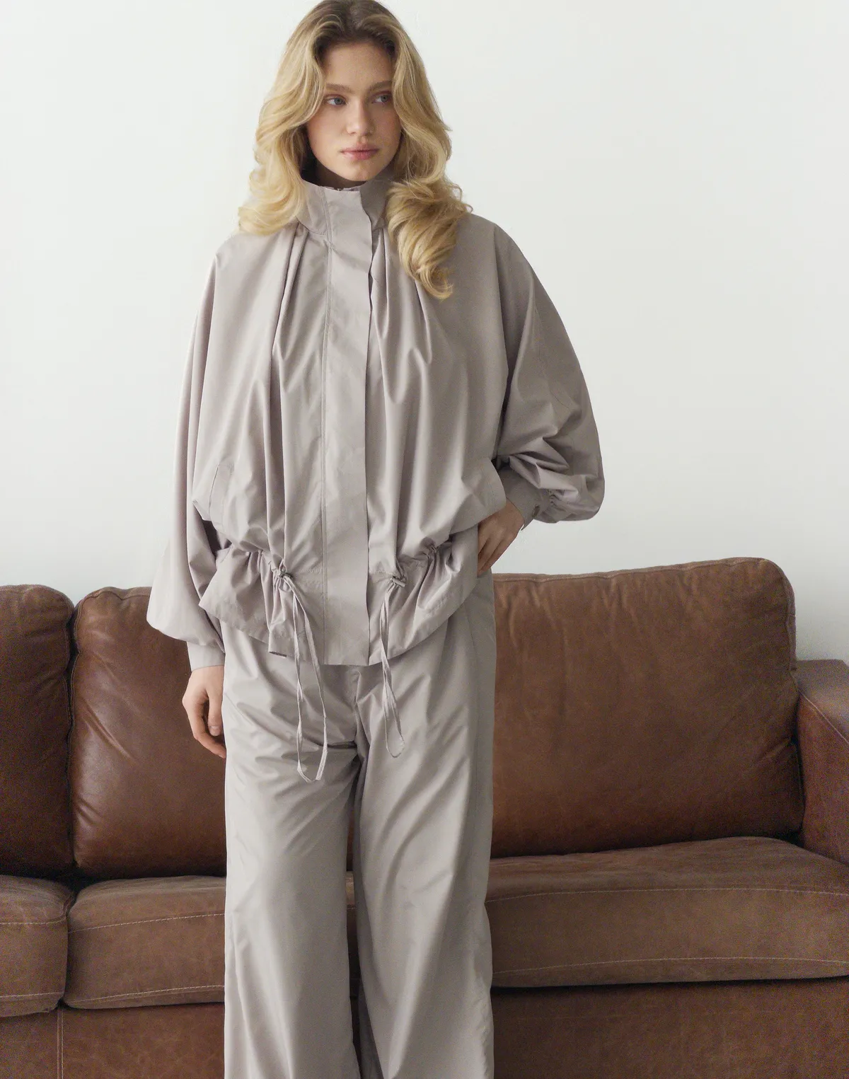 Зіпер з плащової тканини із затяжками, світло-кавовий - Фото 4