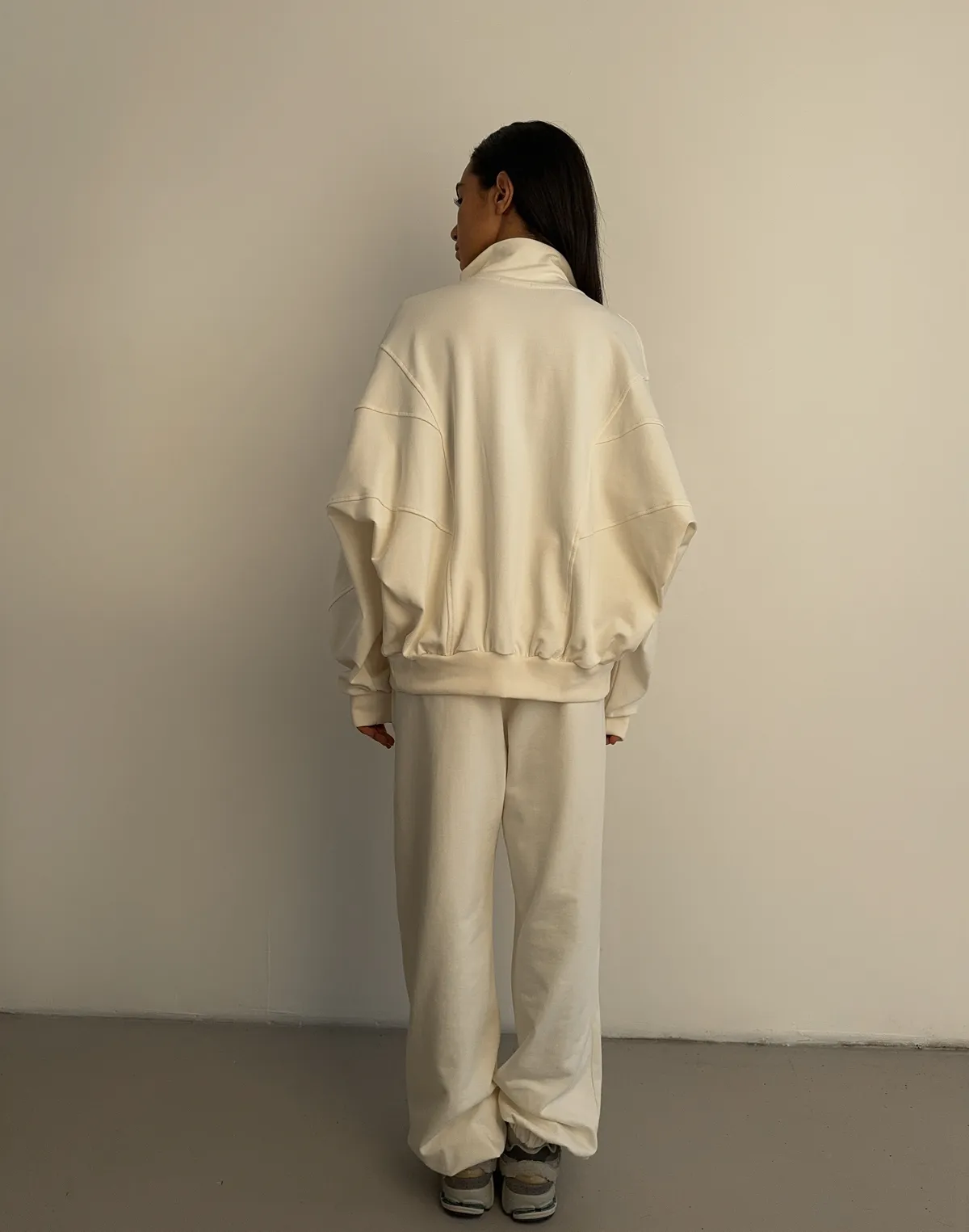 Комплект оверсайз зіпер з декоративними швами та джогери на тонкому поясі зі шнурком, екрю - Фото 2