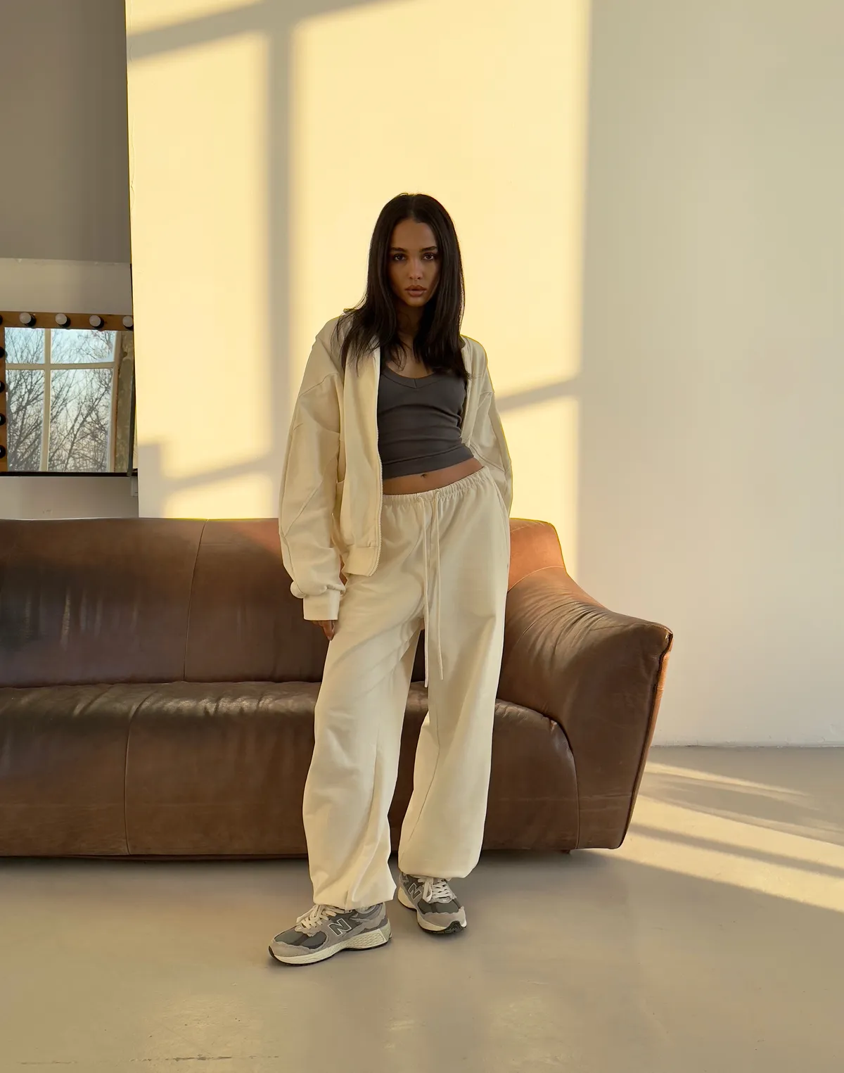 Майка жіноча у рубчик з декоративною бретеллю на спині, графітова - Фото 3