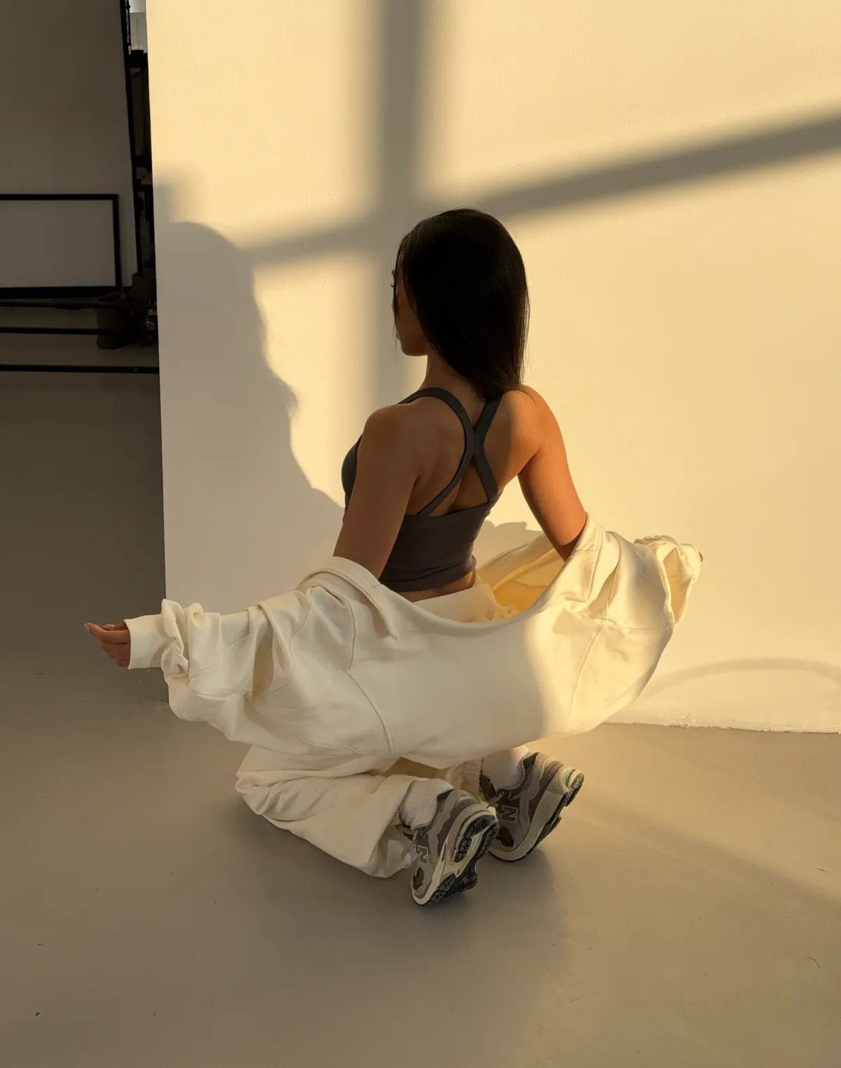 Майка жіноча у рубчик з декоративною бретеллю на спині, графітова - Фото 8