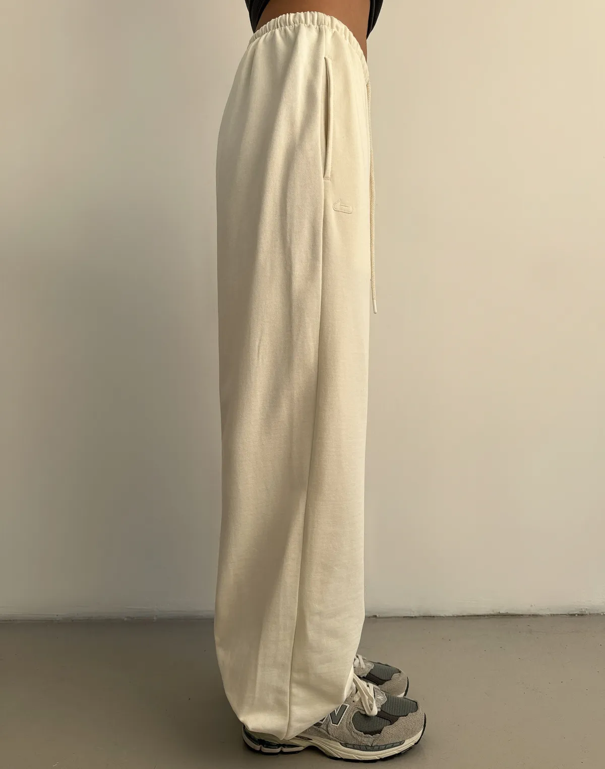 Джогери жіночі на тонкому поясі зі шнурком оверсайз, екрю - Фото 4