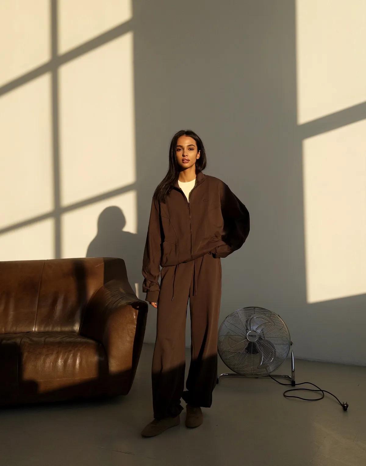 Комплект оверсайз зіпер з декоративними швами та джогери на тонкому поясі зі шнурком, шоколад - Фото 7