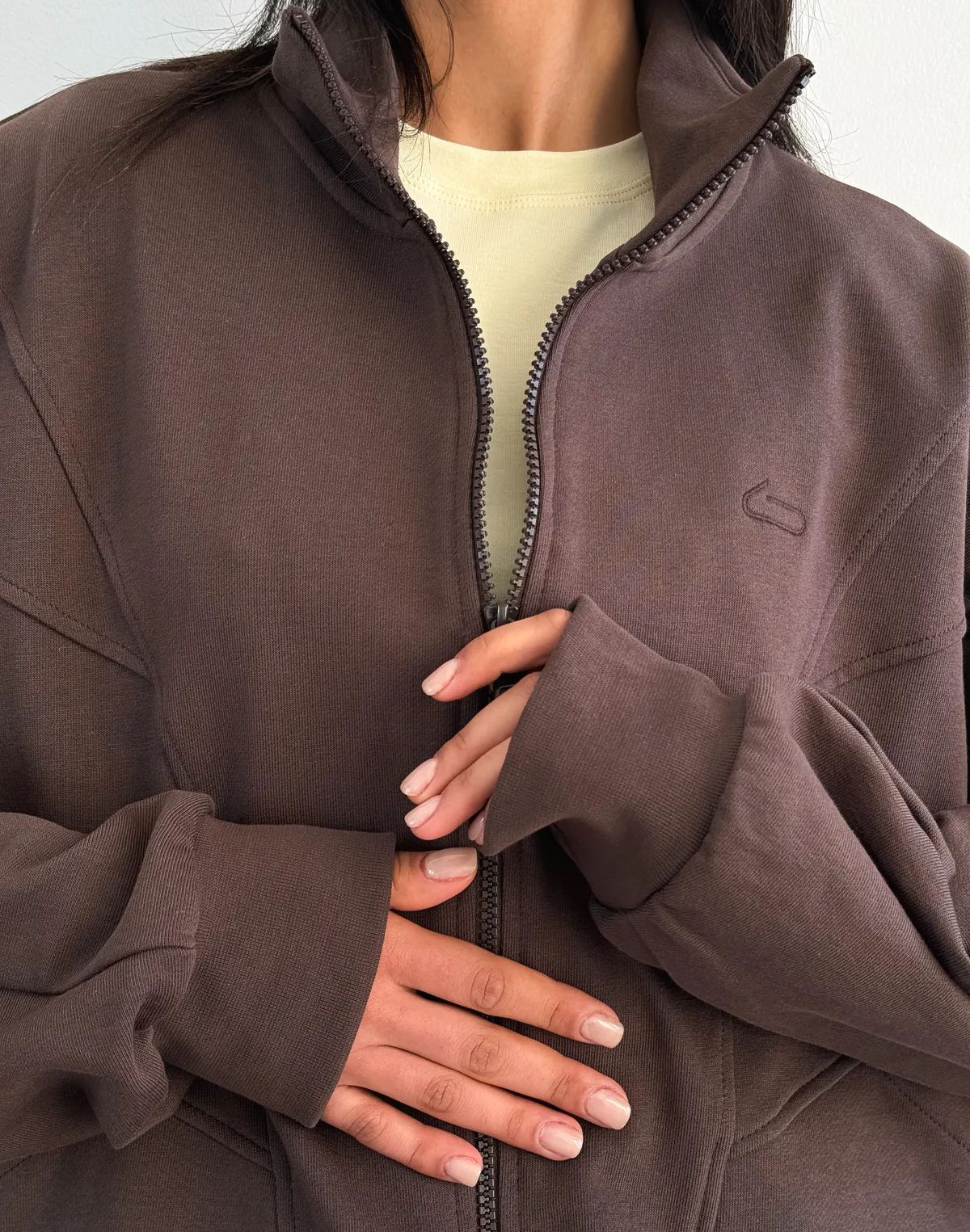 Зіпер без капюшону з декоративними швами вільного крою, шоколад - Фото 7