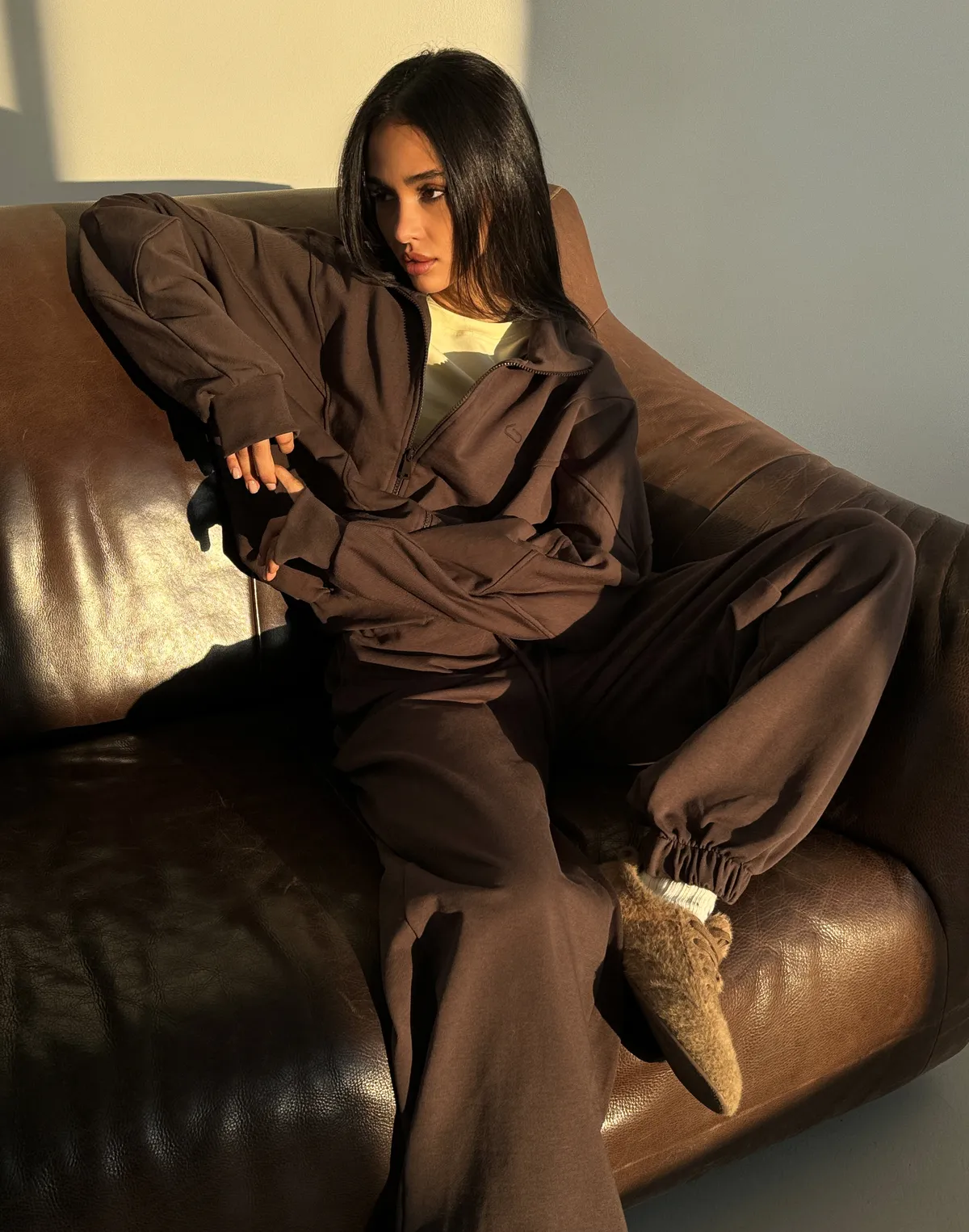 Зіпер без капюшону з декоративними швами вільного крою, шоколад - Фото 6