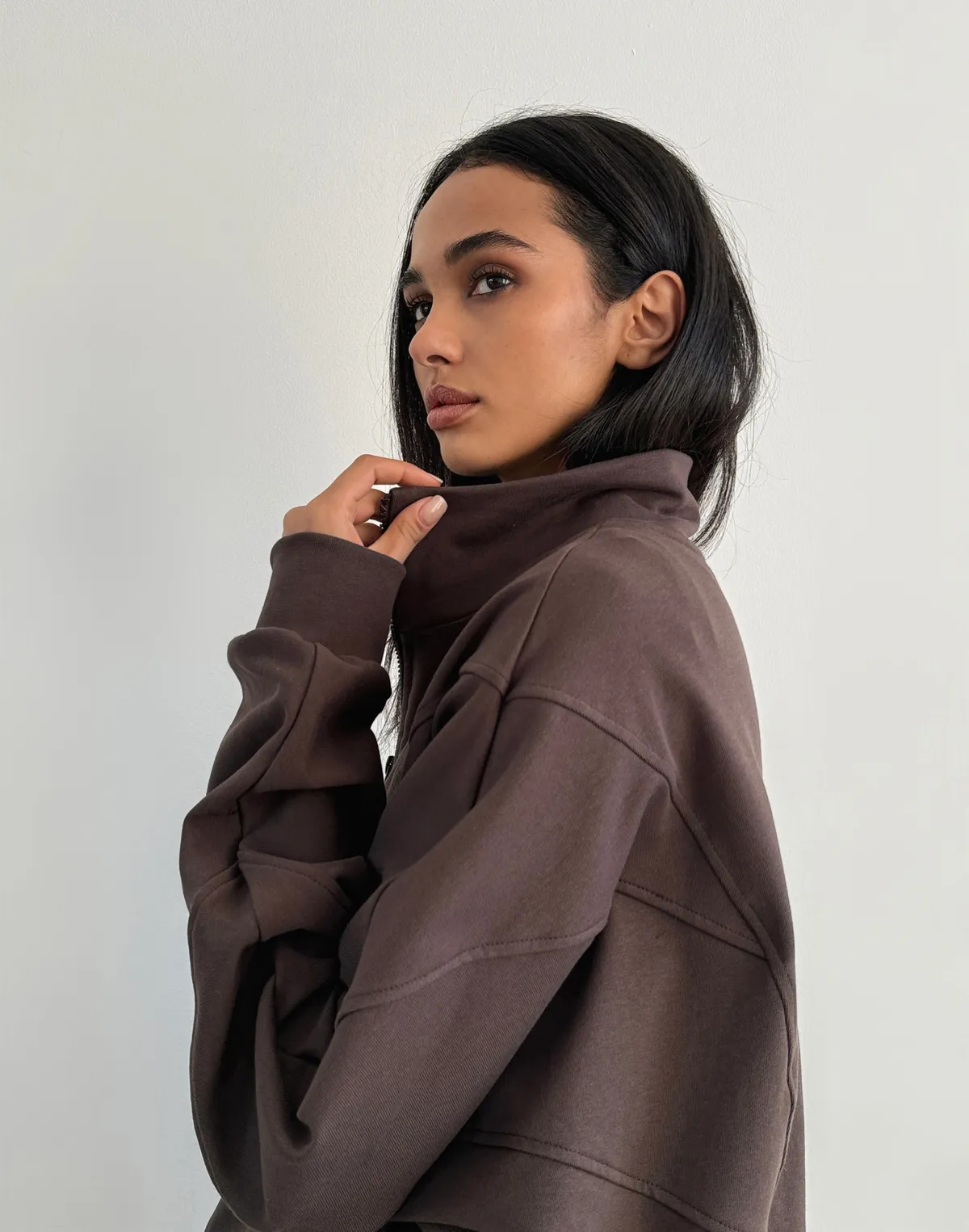 Зіпер без капюшону з декоративними швами вільного крою, шоколад - Фото 5