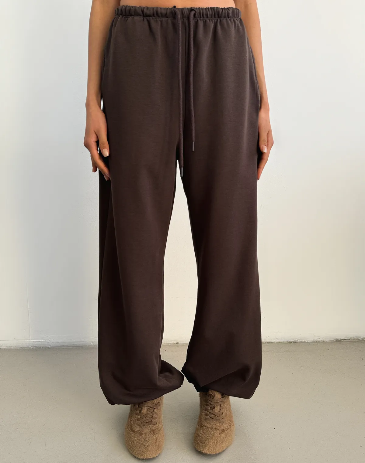 Джогери жіночі на тонкому поясі зі шнурком оверсайз, шоколад - Фото 1