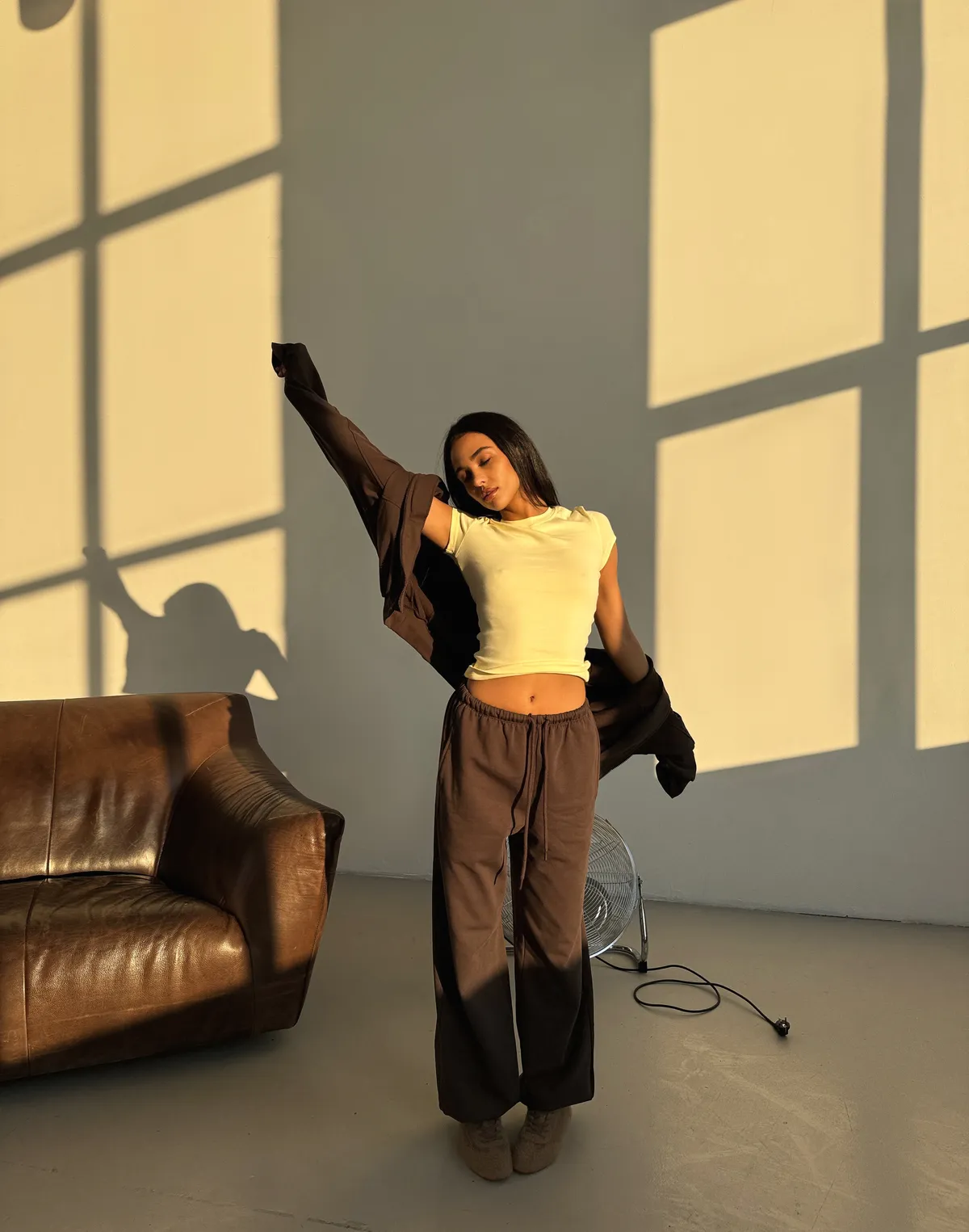 Джогери жіночі на тонкому поясі зі шнурком оверсайз, шоколад - Фото 3