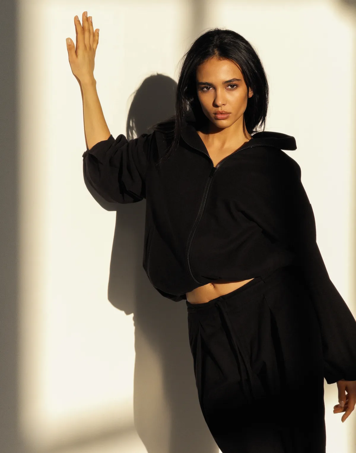 Комплект з костюмної тканини жакет-бомбер та штани супер вільного крою, чорні - Фото 7