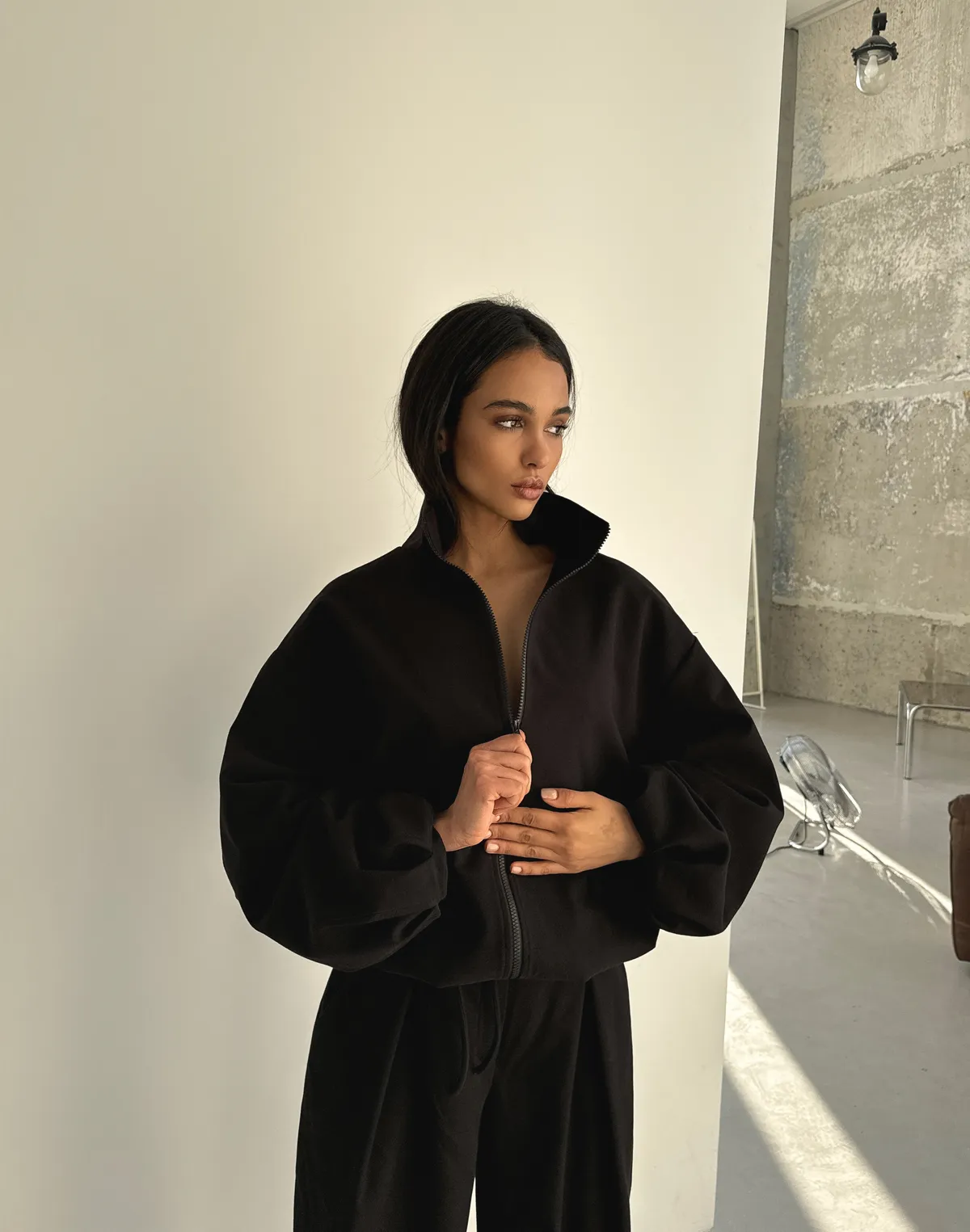 Жакет-бомбер з костюмної тканини, чорний - Фото 3