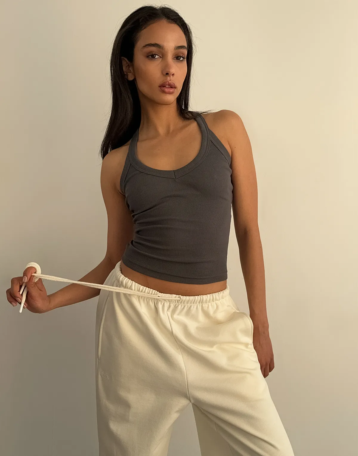 Майка жіноча у рубчик з декоративною бретеллю на спині, графітова - Фото 6