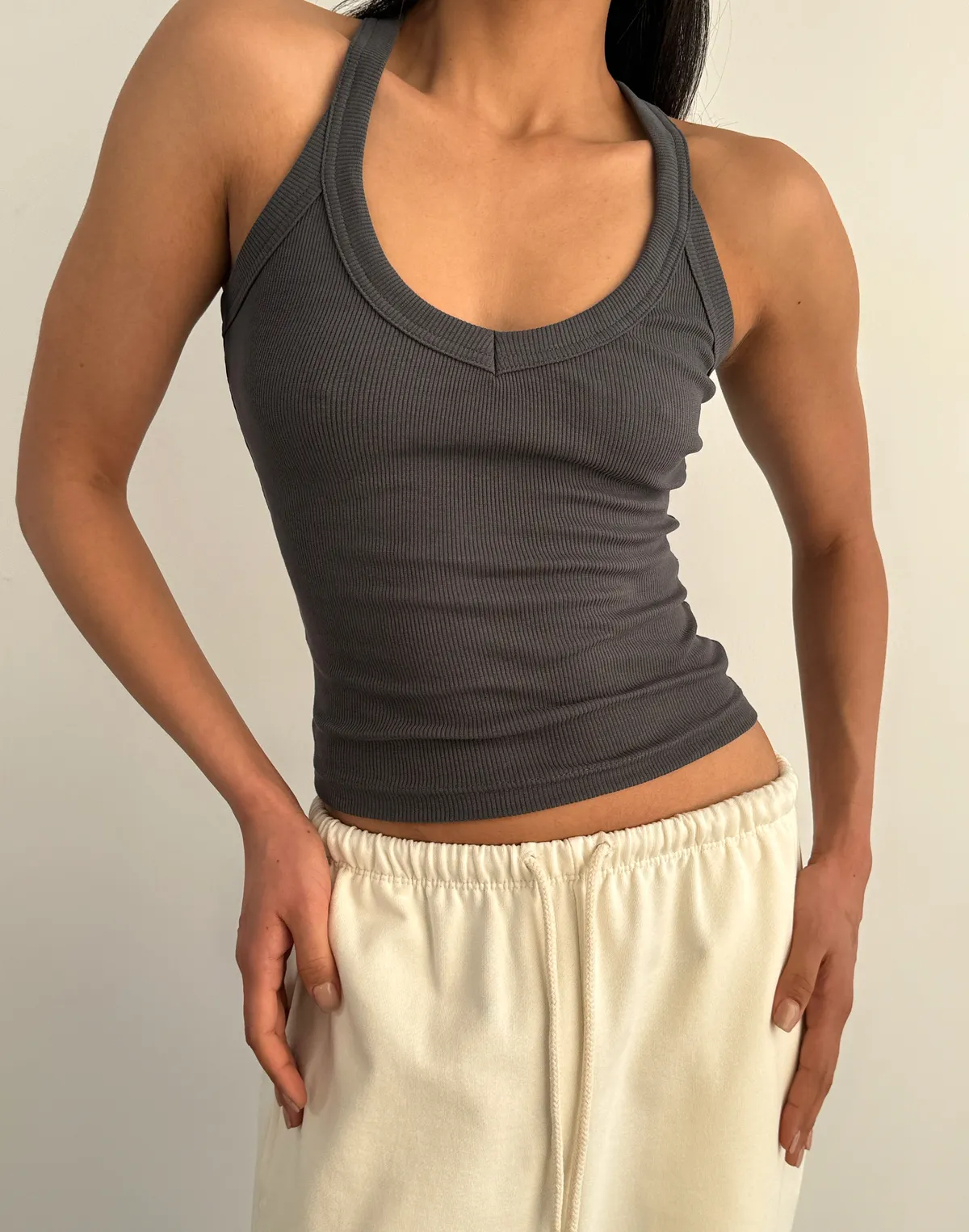 Майка жіноча у рубчик з декоративною бретеллю на спині, графітова - Фото 1