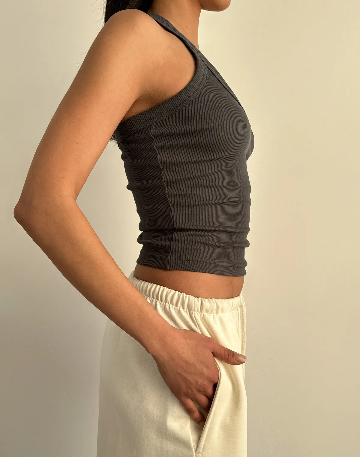 Майка жіноча у рубчик з декоративною бретеллю на спині, графітова - Фото 5